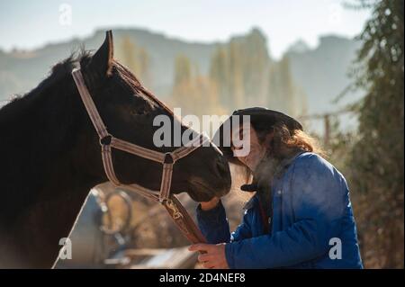 Cappadocia, Turchia. 8 Novembre 2017 Ekram è conosciuto come il Cavallo Whisperer della Cappadocia, è appassionato di cavalli e l'ambiente locale An Foto Stock