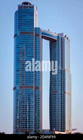 Abu Dhabi , Emirati Arabi Uniti - 10 ottobre 2020 : capitale degli Emirati Arabi Uniti con bandiera emirates, torri etihad, sede di ADNOC, palazzo emirates e città Foto Stock