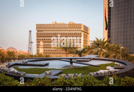 Abu Dhabi , Emirati Arabi Uniti - 10 ottobre 2020 : capitale degli Emirati Arabi Uniti con bandiera emirates, torri etihad, sede di ADNOC, palazzo emirates e città Foto Stock