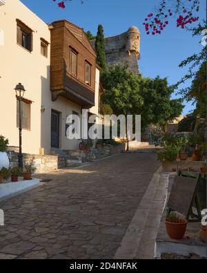Case tradizionali e storica strada acciottolata che conduce allo storico castello di Retimno Creta Grecia. Foto Stock