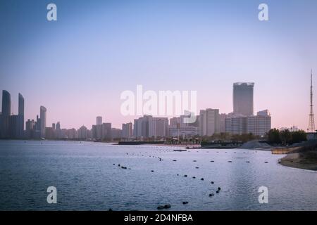 Abu Dhabi , Emirati Arabi Uniti - 10 ottobre 2020 : capitale degli Emirati Arabi Uniti con bandiera emirates, torri etihad, sede di ADNOC, palazzo emirates e città Foto Stock