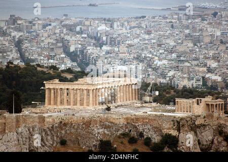 Vista dell'Acropoli di Atene e del Partenone dal Monte Licabetto. Porto del Pireo sullo sfondo Foto Stock