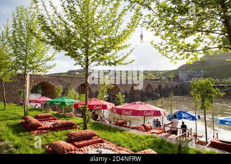 Diyarbakir/ Turchia - 05/06/2019: Il ponte di Dickle è un ponte storico a Diyarbakır sul fiume Tigris, nella Turchia sudorientale. Foto Stock