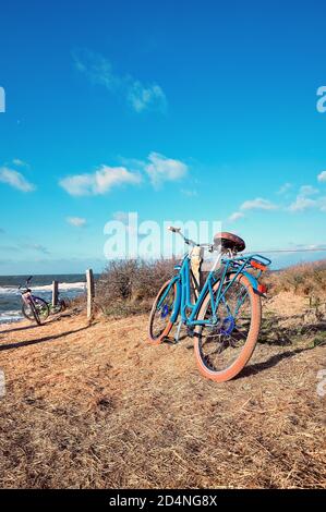 Biciclette all'ingresso della spiaggia sull'isola di Hiddensee, Mar Baltico, Germania. Autunno o inverno. Foto Stock