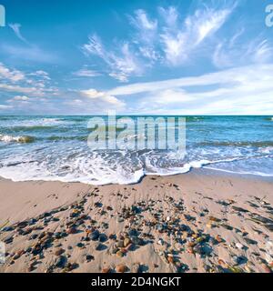 Spiaggia deserta sull'isola di Hiddensee nel nord della Germania in autunno O in inverno Foto Stock