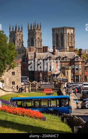 Regno Unito, Inghilterra, Yorkshire, York, traffico su Lendal Bridge con Minster Beyond Foto Stock