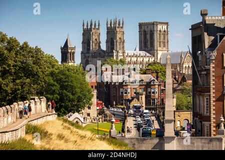 Regno Unito, Inghilterra, Yorkshire, York, traffico su Lendal Bridge con Minster oltre dalle mura della città Foto Stock