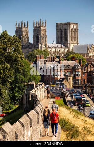 Regno Unito, Inghilterra, Yorkshire, York, traffico su Lendal Bridge con Minster oltre dalle mura della città Foto Stock