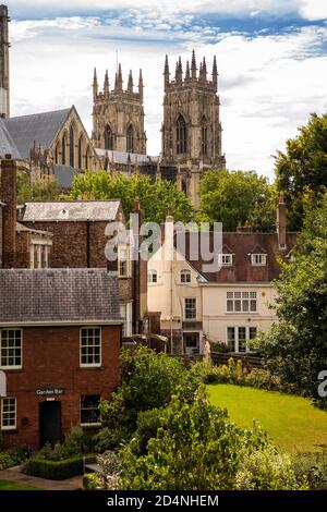 Regno Unito, Inghilterra, Yorkshire, York Minster dalle mura della città attraverso i giardini al Treasurer's House e Garden Bar Foto Stock