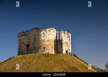 Regno Unito, Inghilterra, Yorkshire, York, Tower Street, Clifford’s Tower, castello di guardia, ex prigione e zecca Foto Stock