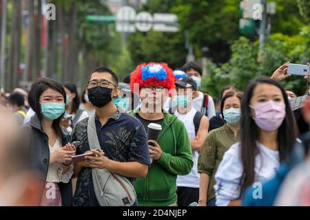 Taipei, Taiwan. 10 Ott 2020. Taiwan celebra la Giornata Nazionale della Repubblica Cinese (ROC) nella capitale di Taiwan Taipei. La festa commemora l'inizio dell'rivolta di Wuchang del 10 ottobre 1911, che ha portato alla fine della dinastia Qing in Cina e alla nascita del ROC. In questi giorni, la repubblica insulare si identifica come una nazione indipendente. Ma la Cina la vede ancora come una provincia di spavolvero. Un maggiore impegno con gli Stati Uniti sta intensificando la tensione tra Taiwan e la Cina. Credit: ZUMA Press, Inc./Alamy Live News Foto Stock