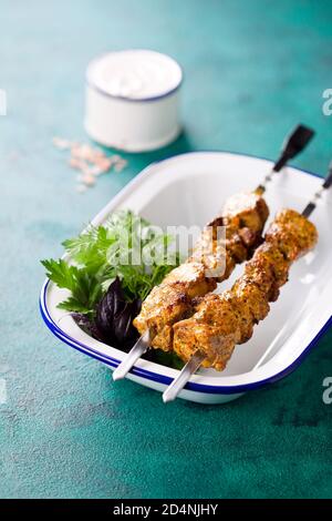 Spiedini di carne alla griglia, kebab shish in yogurt marinata, fuoco selettivo Foto Stock