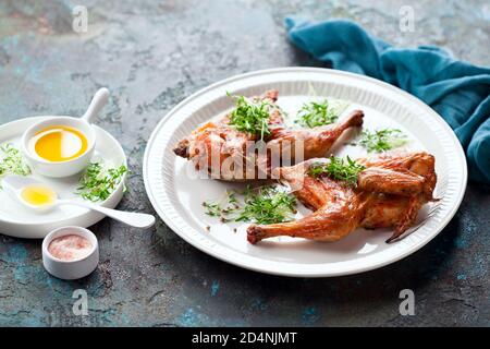 Metà pollo arrosto alla griglia e micro green, fuoco selettivo Foto Stock