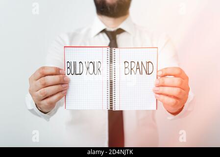 Testo di scrittura di parole costruisca il vostro marchio. Foto di business che mostra il miglioramento del brand equity utilizzando campagne pubblicitarie modello che mostra diverso colore vuoto Foto Stock