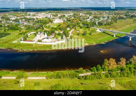 Una vista da un'altezza della città di Staritsa E il Monastero della Santa Dormizione sulle rive del Fiume Volga Foto Stock