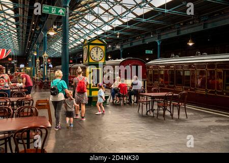Regno Unito, Inghilterra, Yorkshire, York, National Railway Museum, visitatori sulla piattaforma di ex stazione ferroviaria Foto Stock