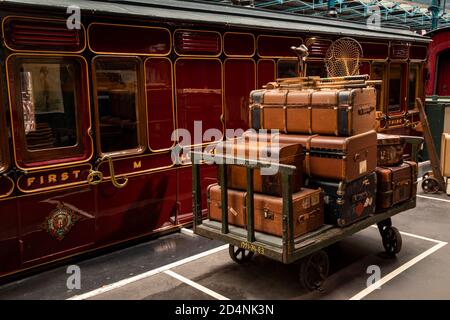 Regno Unito, Inghilterra, Yorkshire, York, National Railway Museum, carrello per bagagli presso la storica carrozza di prima classe Foto Stock