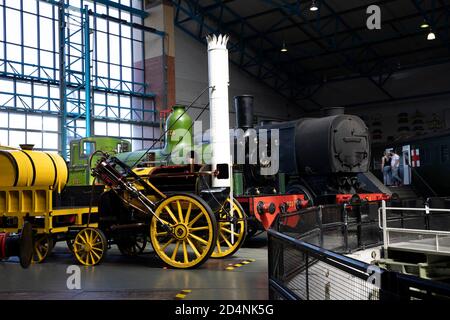 Regno Unito, Inghilterra, Yorkshire, York, National Railway Museum, esposizione di locomotive tra cui la replica Rocket mostra l'evoluzione del design del motore Foto Stock