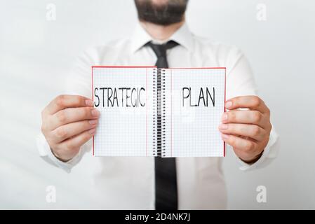 Testo di scrittura di parole piano strategico. Foto aziendale che mostra un processo sistematico di progettazione di un modello futuro desiderato che mostra un diverso colo vuoto Foto Stock
