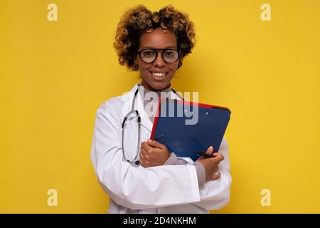 Donna afroamericana dottore sorridente a macchina fotografica Foto Stock