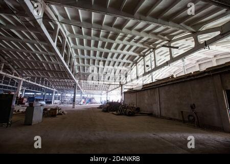 Shymkent/Kazakhstan - Aprile 27 2012: Fabbrica di vetro Darkhan. Nuova costruzione del magazzino. Foto Stock