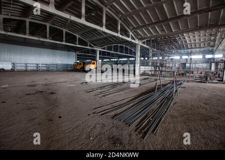 Shymkent/Kazakhstan - Aprile 27 2012: Fabbrica di vetro Darkhan. Nuova costruzione industriale. Foto Stock