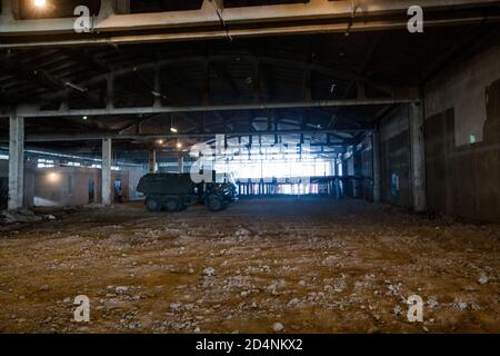 Shymkent/Kazakhstan - Aprile 27 2012: Fabbrica di vetro Darkhan. Nuova costruzione industriale. Foto Stock