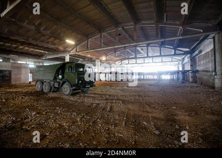 Shymkent/Kazakhstan - Aprile 27 2012: Fabbrica di vetro Darkhan. Nuova costruzione industriale. Foto Stock