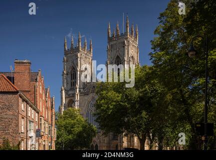 Regno Unito, Inghilterra, Yorkshire, Duncombe Place, York Minster West Front al sole Foto Stock