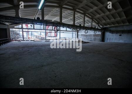 Shymkent, Kazakhstan - Aprile 27 2012: Fabbrica di vetro Darkhan. Costruzione di nuovi magazzini. Foto Stock