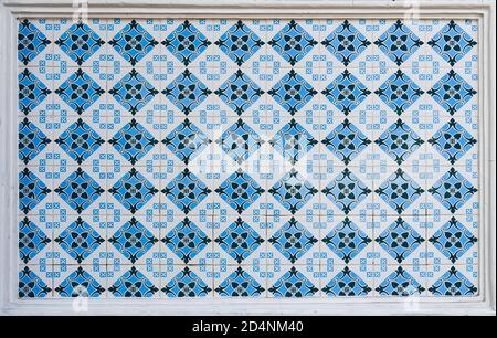 Un mosaico geometrico di piastrelle in ceramica, come si trova in genere sul Facciata di tradizionali negozi cinesi peranakan in Asia Foto Stock