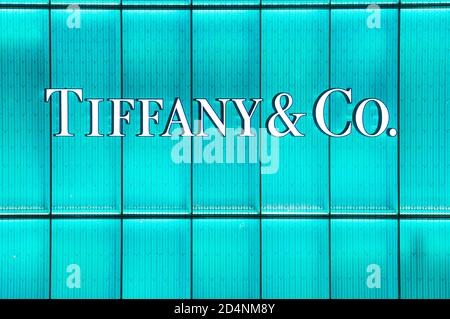 Un cartello illuminato per il designer di lusso di fascia alta Negozio di Tiffany & Co Foto Stock