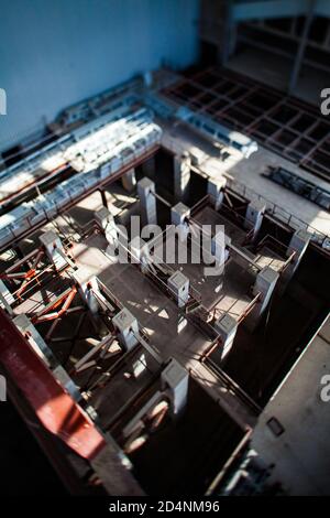 Fabbrica di vetro Darkhan. Nuova costruzione industriale. Basamento di montaggio per apparecchiature tecnologiche. Effetto tilt-shift. Shymkent, Kazakistan. Foto Stock