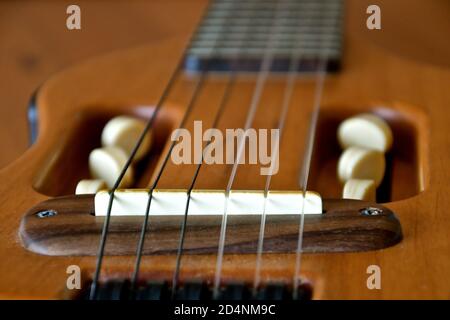 Primo piano vista del ponte e delle corde su un mandolino. Foto Stock