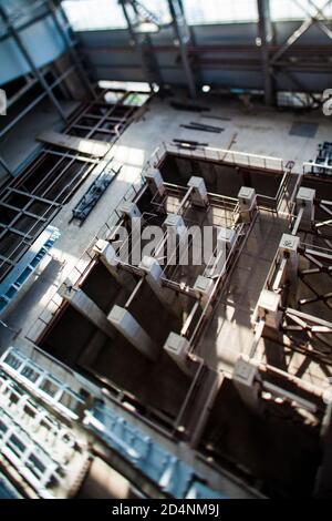 Fabbrica di vetro Darkhan. Nuova costruzione industriale. Basamento di montaggio per apparecchiature tecnologiche. Tilt-shift. Città di Shymkent, Kazakistan. Foto Stock