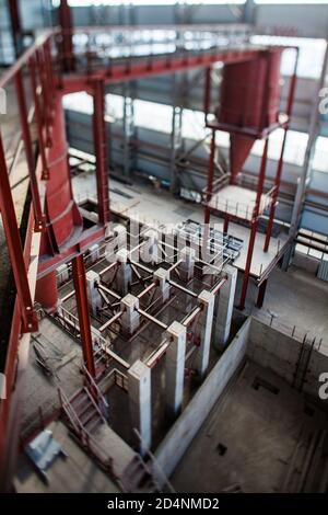 Shymkent/Kazakhstan - Aprile 27 2012: Fabbrica di vetro Darkhan. Nuova costruzione industriale. Seminterrato di montaggio per attrezzature tecnologiche. Par Foto Stock