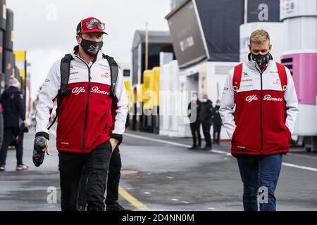 Nurburg, Germania. 10 Ott 2020. Nurburgring, 10 ottobre 2020, RAIKKONEN Kimi (fin), Alfa Romeo Racing ORLEN C39, ritratto e SCHUMACHER Mick (ger), Alfa Romeo Racing ORLEN C39, ritratto durante la Formula 1 Aramco Grosser Preis Der Eifel 2020, Gran Premio di Eifel, dal 9 al 11 ottobre, 2020 sulla N durante la Formula 1 Aramco Grosser Preis Der Eifel 2020, Eifel Grand Prix - Campionato di Formula 1 - Credit: LM Credit: LPS/ZUMA Wire/Alamy Live News Foto Stock