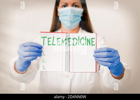 Testo di scrittura Telemedicine. Foto aziendale che mostra la medicina pratica quando l'esame e il paziente sono separati tecnico di laboratorio feuri Foto Stock