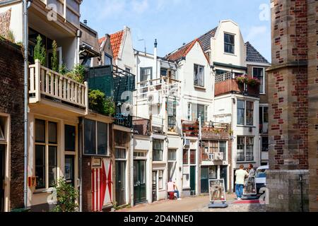 Vista sul centro di Gouda. Il retro di vecchie case tipiche olandesi della via Achter de Kerk (dietro la chiesa). Olanda meridionale, Paesi Bassi. Foto Stock