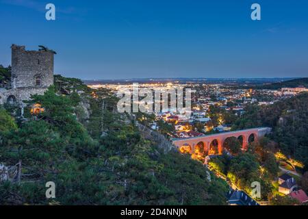 Mödling: Torre nera, acquedotto del primo oleodotto della sorgente di montagna di Vienna, centro Mödling, parco naturale Naturpark Föhrenberge a Wienerwald, Vienna Foto Stock