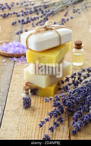 Sapone e lavanda. Ingrediente per spa Foto Stock
