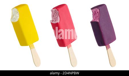 Morso le barrette di gelato gialle, rosa e viola su un bastone isolato su sfondo bianco; piena profondità di campo Foto Stock