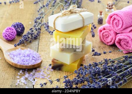 Sapone e lavanda. Ingrediente per spa Foto Stock