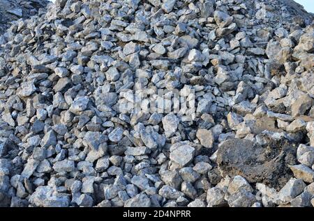 Calcestruzzo riciclato aggregato RCA che è prodotto dalla frantumazione di calcestruzzo rigenerato da edifici in calcestruzzo, lastre, ponti, autostrade demolite. Di Foto Stock