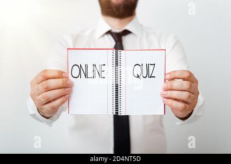 Testo di scrittura di parole Quiz online. Foto di affari che mostra il gioco o uno sport della mente che sono pubblicati sul modello Internet che visualizza diverso colore vuoto Foto Stock