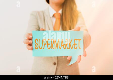 Nota di scrittura che mostra Supermarket. Concetto di business per il negozio di servizi di assistenza organizzati che offre un'ampia varietà di prodotti visualizzazione di diversi colori mock-up Foto Stock