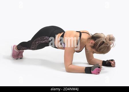 studio di fondo bianco, donna muscolare, kettlebell Foto Stock