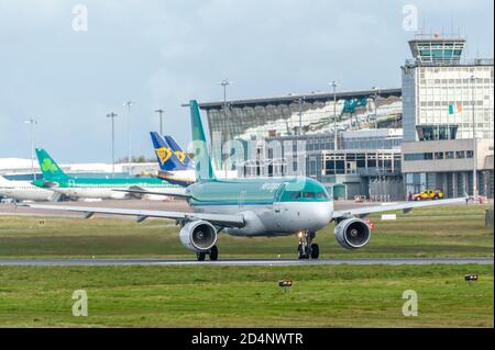 Cork, Irlanda. 10 Ott 2020. Gli aeromobili Aer Lingus e Ryanair sono ridondanti sulla asfalto dell'aeroporto di Cork, poiché le restrizioni di livello 3 dell'Irlanda hanno colpito duramente i viaggi internazionali. Da lunedì 12 ottobre, il governo ha detto che non ci saranno paesi stranieri sulla lista dei viaggi verdi, il che significa che chiunque volerà in Irlanda dovrà autoisolare per 14 giorni. La prossima revisione sarà giovedì 15 ottobre. Il volo Aer Lingus EI172 si prepara per il decollo a Londra Heathrow. Credit: AG News/Alamy Live News Foto Stock