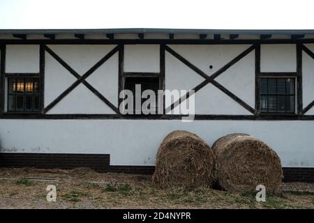 Walbrzych, Polonia - 15 luglio 2020: Complesso Dworzysko. Ristrutturata fattoria del XIX secolo in stile rustico situata ai piedi del Monte Chelmiec Foto Stock