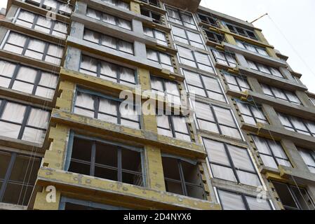 Isolamento in lana minerale della facciata dell'edificio in cantiere. Isolamento per la protezione termica al guscio della casa. Foto Stock